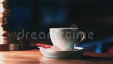 茶碟上的咖啡杯特写